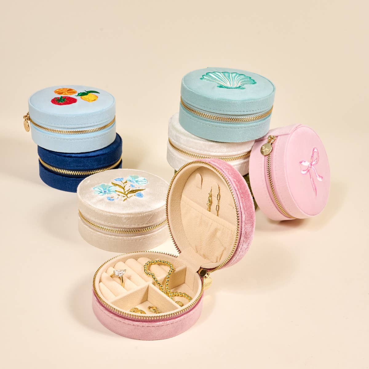 Round Velvet Jewelry Case – Lobster